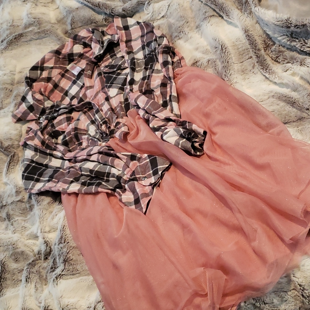 Cute shirt ,skirt combo